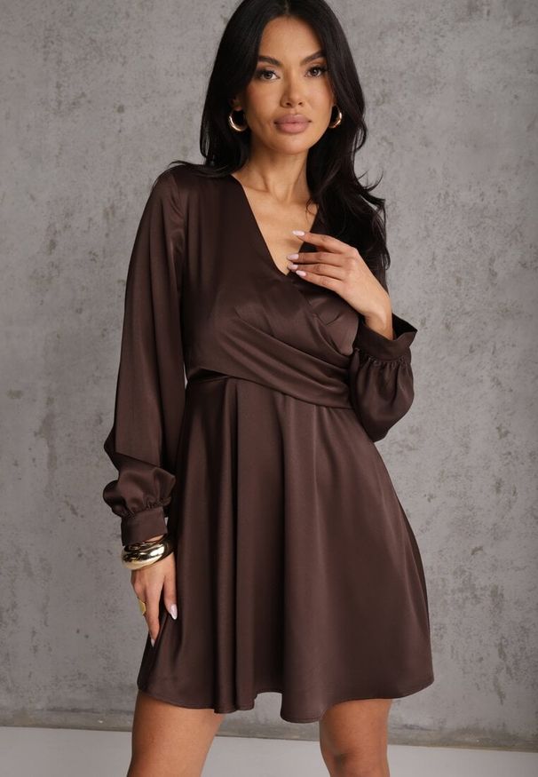 Renee - Brązowa Bawełniana Sukienka VICES z Satyny z Kopertowym Dekoltem Cunelia. Okazja: na co dzień. Typ kołnierza: dekolt kopertowy. Kolor: brązowy. Materiał: satyna, bawełna. Długość rękawa: długi rękaw. Typ sukienki: kopertowe. Styl: casual, elegancki