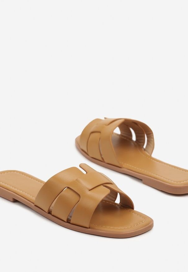 Born2be - Jasnobrązowe Klapki z Ozdobnymi Paskami Pollaloria. Okazja: na co dzień. Kolor: brązowy. Wzór: paski. Sezon: wiosna, lato. Styl: casual