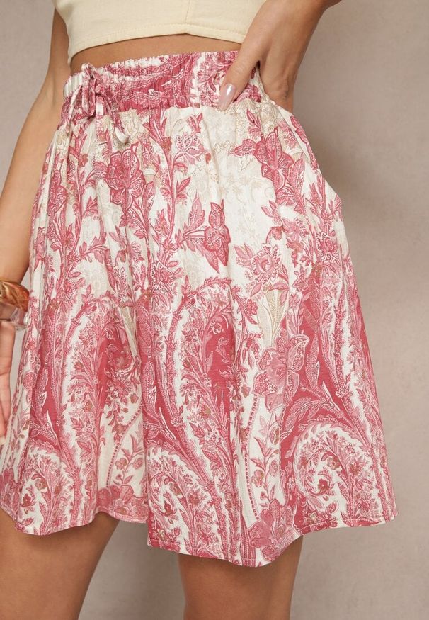 Renee - Różowe Szorty z Wiskozy High Waist z Roślinnym Wzorem Orrisell. Okazja: na imprezę. Stan: podwyższony. Kolor: różowy. Materiał: wiskoza. Sezon: lato. Styl: elegancki