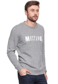 Mustang - MUSTANG BLUZA Logo Sweatshirt MID GREY MELANGE 1006290 4140. Kolor: szary. Wzór: nadruk, melanż