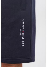 TOMMY HILFIGER - Tommy Hilfiger Szorty męskie kolor granatowy. Okazja: na co dzień. Kolor: niebieski. Materiał: dzianina. Wzór: gładki. Styl: casual #2
