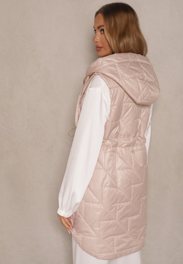 Renee - Różowa Kamizelka z Lekkim Pikowaniem i Kapturem Nieodpinanym Lisarivia. Okazja: na co dzień. Kolor: różowy. Materiał: jeans. Styl: klasyczny, elegancki, casual