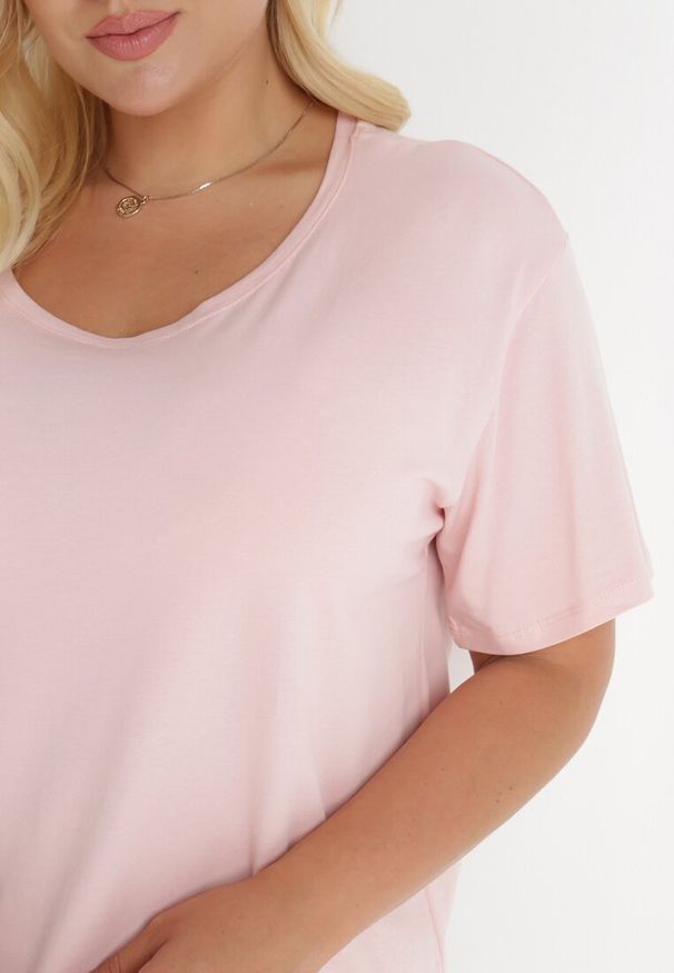 Born2be - Jasnoróżowy T-shirt Aetheriel. Kolor: różowy. Materiał: dzianina. Długość rękawa: krótki rękaw. Długość: krótkie. Wzór: gładki. Styl: sportowy, klasyczny