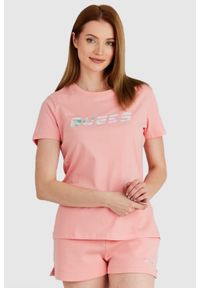 Guess - GUESS Brzoskwiniowy t-shirt damski z kolorowym logo. Kolor: różowy. Materiał: bawełna. Wzór: kolorowy #1