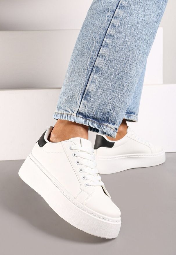 Born2be - Biało-Czarne Casualowe Sneakersy na Grubej Podeszwie Tiadonia. Okazja: na co dzień. Kolor: biały. Materiał: jeans. Obcas: na platformie