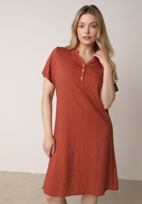 Born2be - Pomarańczowa Wiskozowa Sukienka o Pudełkowym Kroju z Dekoltem V z Guzikami Berborin. Okazja: na co dzień, do pracy. Kolekcja: plus size. Kolor: pomarańczowy. Materiał: wiskoza. Typ sukienki: dla puszystych, proste. Styl: casual, klasyczny #1