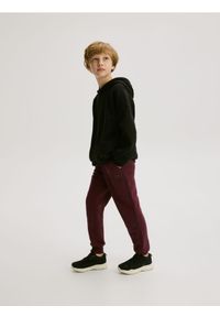 Reserved - Bawełniane joggery z meszkiem - bordowy. Kolor: czerwony. Materiał: bawełna