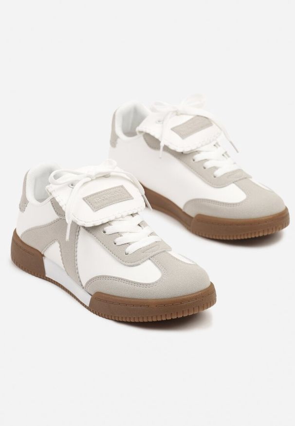 Renee - Biało-Szare Sneakersy w Stylu Tenisówek z Szerokim Językiem Alarila. Nosek buta: okrągły. Kolor: biały. Wzór: aplikacja. Sezon: lato