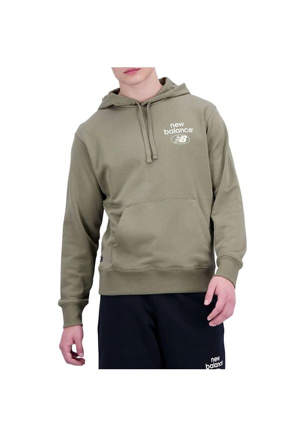 Bluza New Balance MT31514CGN - zielona. Okazja: na co dzień. Kolor: zielony. Materiał: dresówka, bawełna, prążkowany, poliester. Wzór: napisy. Styl: klasyczny, casual