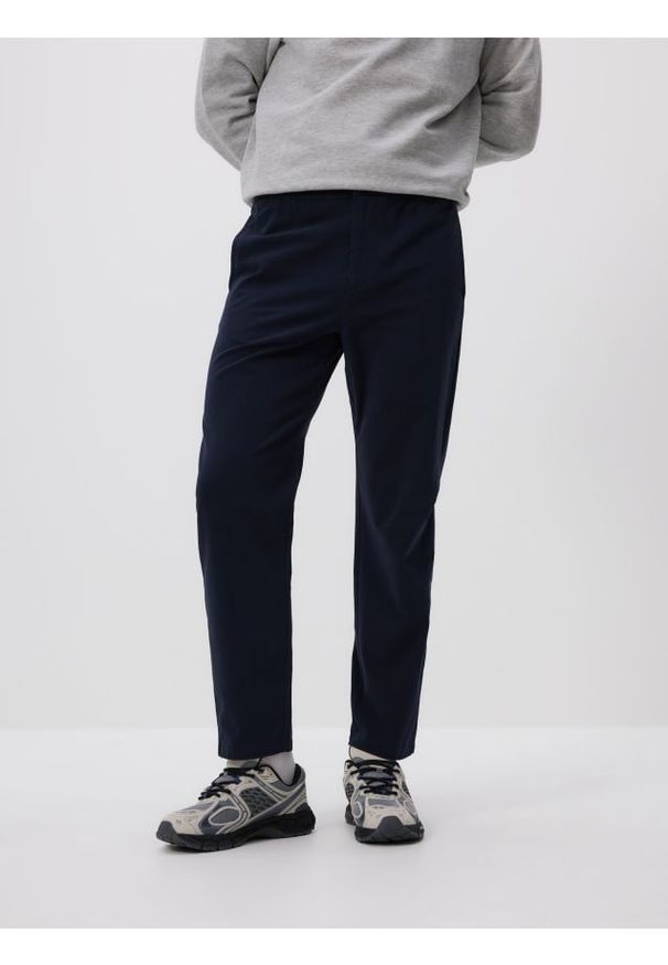 Reserved - Spodnie joggery - granatowy. Kolor: niebieski. Materiał: tkanina, bawełna