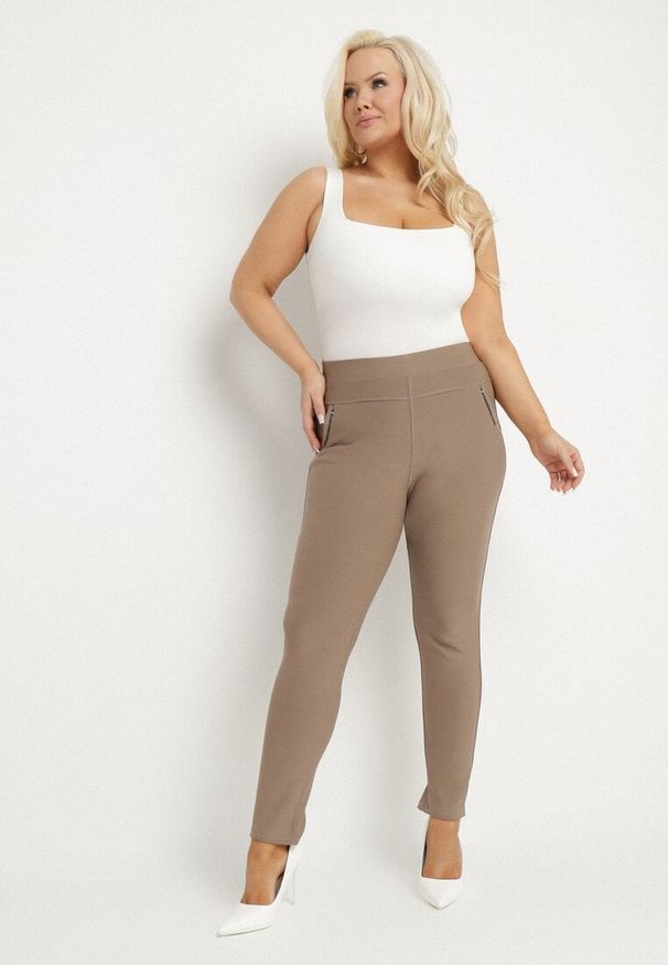 Born2be - Ciemnobeżowe Spodnie z Gumką w Pasie z Cyrkoniami Slim Ellivna. Okazja: na co dzień. Kolekcja: plus size. Kolor: beżowy. Styl: casual, klasyczny, elegancki