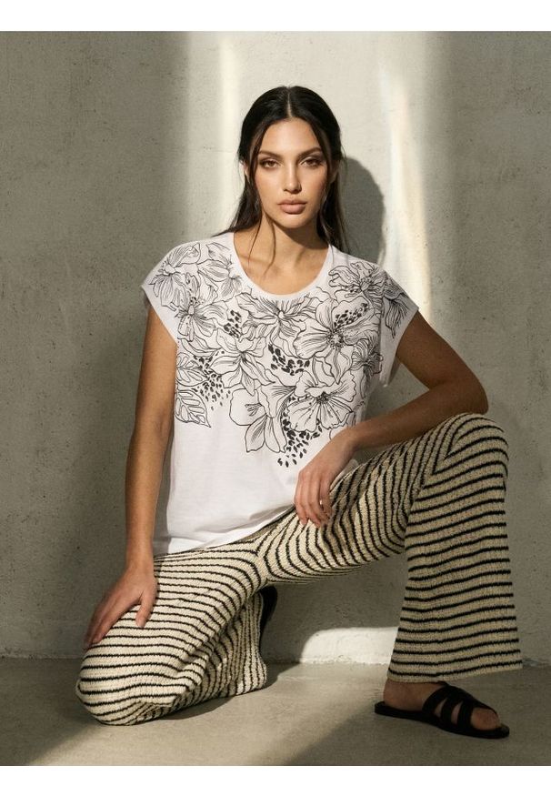 Sinsay - Bawełniana koszulka z nadrukiem kwiatowym - biały. Kolor: biały. Materiał: bawełna. Wzór: kwiaty, nadruk