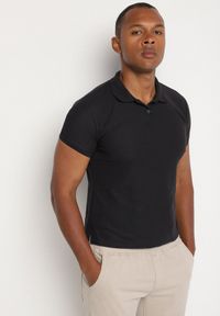 Born2be - Czarny T-shirt Polo z Bawełną Fodelira. Okazja: na co dzień. Typ kołnierza: polo. Kolor: czarny. Materiał: bawełna. Styl: klasyczny, elegancki, casual #4