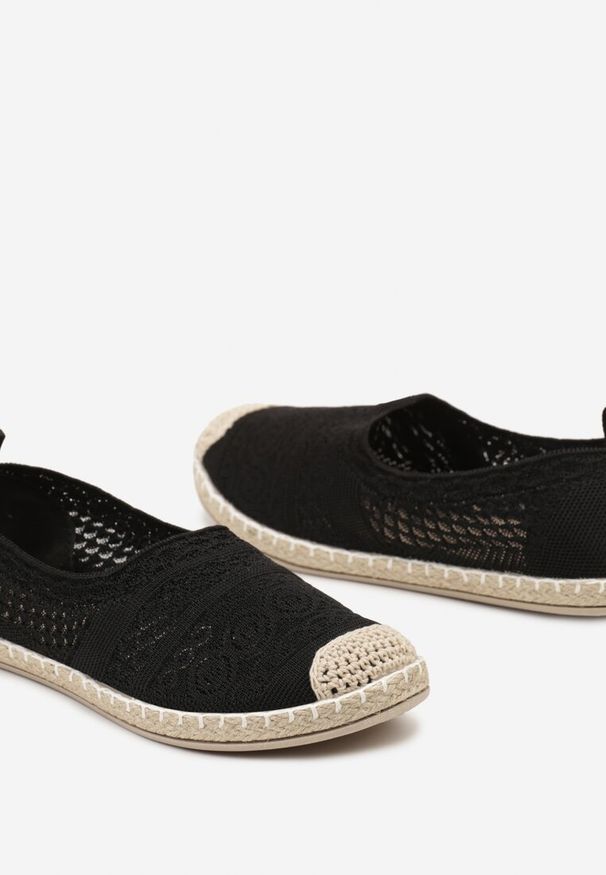Renee - Czarne Espadryle na Płaskiej Podeszwie w Stylu Boho Dimzela. Okazja: na imprezę, na spacer. Nosek buta: okrągły. Kolor: czarny. Materiał: jeans, len. Wzór: aplikacja. Sezon: lato, wiosna. Obcas: na płaskiej podeszwie. Styl: boho