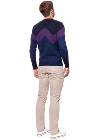 Wrangler - MĘSKI SWETER WRANGLER W CREW KNIT NAVY W8640P335. Kolor: niebieski. Wzór: geometria