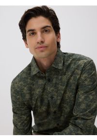 Reserved - Koszula slim z bawełny egipskiej - ciemnozielony. Kolor: zielony. Materiał: bawełna #1