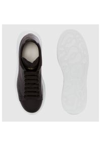 Alexander McQueen - ALEXANDER MCQUEEN Czarne sneakersy męskie z białą podeszwą. Kolor: czarny. Materiał: skóra #2