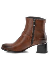 Brązowe Botki Armodo Modne Obuwie Damskie. Okazja: na co dzień. Zapięcie: klamry. Kolor: brązowy. Wzór: geometria. Materiał: skóra. Sezon: zima, jesień. Obcas: na obcasie. Styl: casual, elegancki, klasyczny. Wysokość obcasa: średni #3