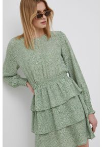 JDY sukienka kolor zielony mini rozkloszowana. Kolor: zielony. Materiał: poliester, tkanina. Długość rękawa: długi rękaw. Typ sukienki: rozkloszowane. Długość: mini