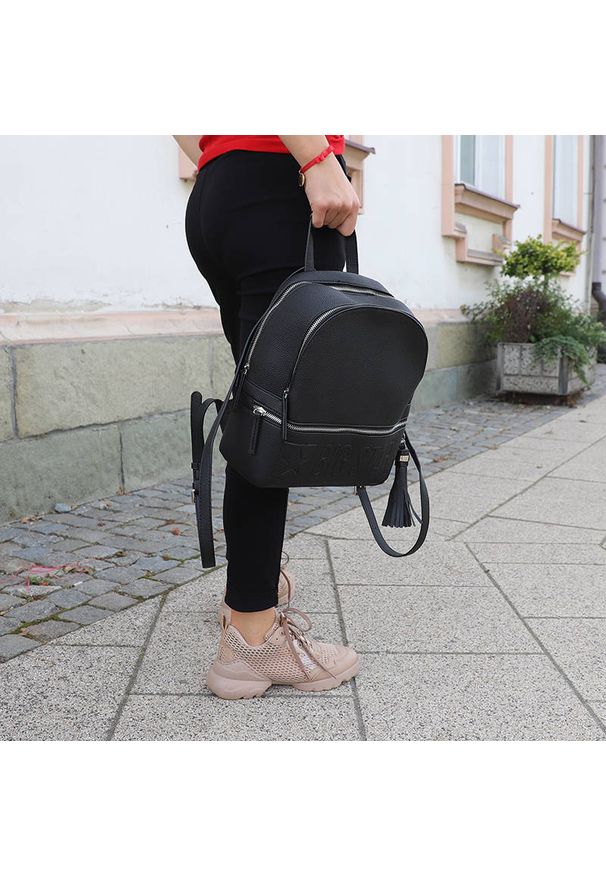 Big Star Accessories - Plecak unisex Big Star, materiał syntetyczny o gładkiej strukturze z pojemną komorą główną zapinaną na zamek uchwytem oraz regulowanymi szelkami, cza. Kolor: czarny. Wzór: gładki. Dodatki: z frędzlami. Materiał: skórzane, z tłoczeniem. Styl: elegancki, klasyczny, casual