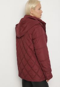 Born2be - Czerwona Pikowana Kurtka z Kapturem i Ozdobnymi Suwakami Carnaye. Okazja: na spacer, na co dzień. Typ kołnierza: kaptur. Kolekcja: plus size. Kolor: czerwony. Materiał: jeans. Styl: elegancki, casual, sportowy