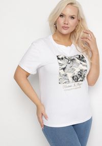 Born2be - Biały Bawełniany T-shirt z Abstrakcyjnym Nadrukiem Dlerra. Okazja: na co dzień. Kolekcja: plus size. Kolor: biały. Materiał: bawełna. Wzór: nadruk. Styl: casual, elegancki #6