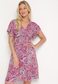 Born2be - Fuksjowa Wiskozowa Sukienka Rozkloszowana z Kopertowym Dekoltem i Gumką w Pasie Fasemia. Okazja: na randkę, na co dzień. Typ kołnierza: dekolt w serek. Kolor: różowy. Materiał: wiskoza. Wzór: paisley. Sezon: lato. Typ sukienki: kopertowe. Styl: casual #1