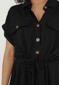 Born2be - Czarna Sukienka Priaphelous. Kolor: czarny. Materiał: tkanina, bawełna. Długość rękawa: krótki rękaw. Wzór: aplikacja. Typ sukienki: rozkloszowane, koszulowe. Długość: mini #2