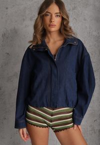 Renee - Niebieska Przejściowa Kurtka Jeansowa Balloon z Bawełny z Kołnierzykiem Abijena. Kolor: niebieski. Materiał: bawełna, jeans. Wzór: koronka. Styl: elegancki, wizytowy #1