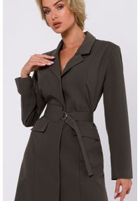 MOE - Sukienka żakietowa z kołnierzem i paskiem w talii khaki. Okazja: do pracy, na spotkanie biznesowe. Kolor: brązowy. Styl: biznesowy, elegancki #6