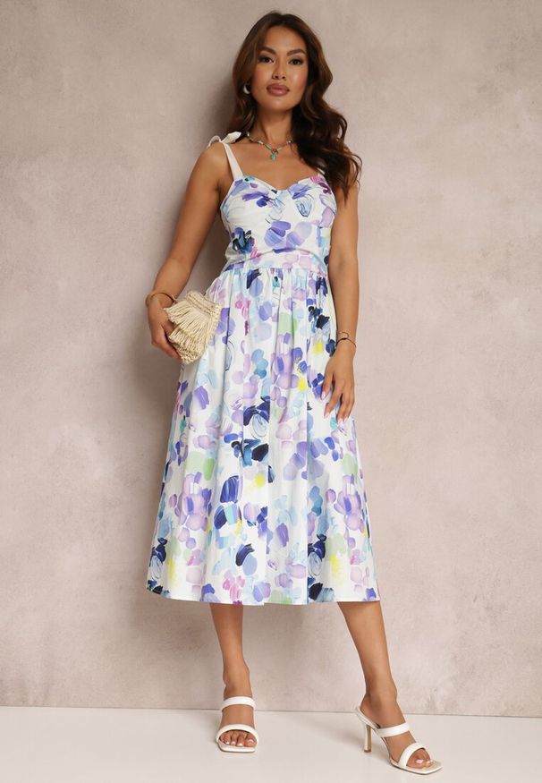 Renee - Biało-Niebieska Sukienka Agarenia. Kolor: biały. Długość rękawa: na ramiączkach. Wzór: aplikacja, kwiaty. Sezon: lato. Styl: retro, elegancki, vintage. Długość: midi