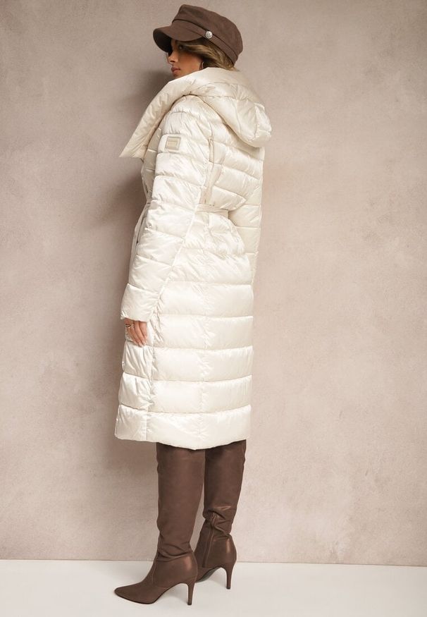 Renee - Jasnobeżowa Asymetryczna Kurtka z Pikowanym Przeszyciem Kapturem i Wiązanym Paskiem Tilisia. Okazja: na co dzień. Kolor: beżowy. Sezon: zima. Styl: casual, elegancki