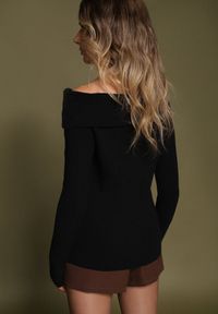 Born2be - Czarny Sweter z Wiskozą Ozdobiony Cyrkoniową Aplikacją Marrise. Okazja: na co dzień. Kolor: czarny. Materiał: wiskoza. Wzór: aplikacja. Styl: glamour, casual, elegancki #4