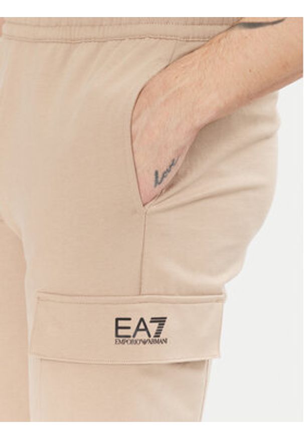 EA7 Emporio Armani Spodnie dresowe 8NPP67 PJVRZ U6155 Beżowy Regular Fit. Kolor: beżowy. Materiał: bawełna