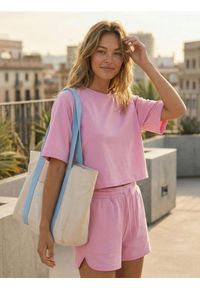 Sinsay - Bluza comfort z krótkim rękawem z dodatkiem wiskozy - różowy. Kolor: różowy. Materiał: wiskoza. Długość rękawa: krótki rękaw. Długość: krótkie