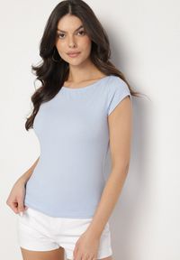 Born2be - Jasnoniebieski T-shirt z Bawełny o Dopasowanym Kroju z Dekoltem w Łódkę Galerissa. Kolor: niebieski. Materiał: bawełna. Styl: elegancki #7