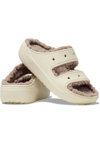 Crocs Classic Cozzzy Sandal. Kolor: beżowy. Materiał: futro. Wzór: paski