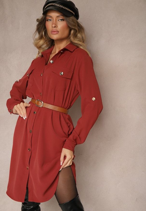 Renee - Bordowa Koszulowa Sukienka Ozdobiona Paskiem i Rękawem z Regulacją Esaviona. Okazja: na co dzień. Kolor: czerwony. Materiał: jeans. Wzór: aplikacja. Typ sukienki: koszulowe. Styl: elegancki, casual