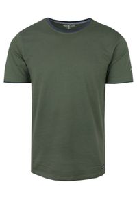 Prosty T-Shirt Męski z Lamówką na Dekolcie - Pako Jeans - Oliwkowy. Okazja: na co dzień. Kolor: oliwkowy. Materiał: bawełna. Styl: casual #1