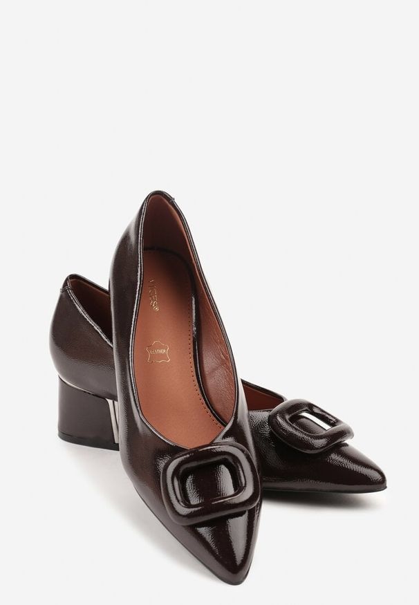 Renee - Brązowe Czółenka Vices na Słupku z Wkładką ze Skóry Naturalnej i Klamrą Apanelle. Okazja: na spotkanie biznesowe. Zapięcie: klamry. Kolor: brązowy. Materiał: skóra. Obcas: na słupku. Styl: biznesowy, elegancki. Wysokość obcasa: średni