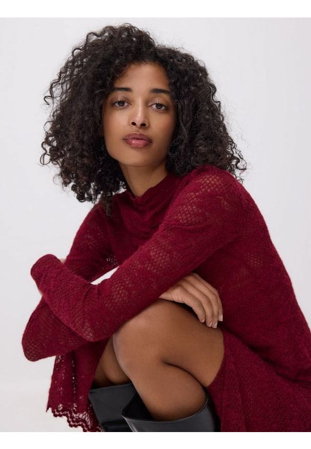 Reserved - Bluzka z haftowanym wzorem - burgundowy. Kolor: czerwony. Materiał: dzianina. Wzór: haft