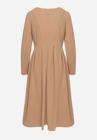 Born2be - Ciemnobeżowa Elegancka Sukienka Rozkloszowana Temarielis. Kolor: beżowy. Długość rękawa: długi rękaw. Typ sukienki: oversize, rozkloszowane. Styl: elegancki #5