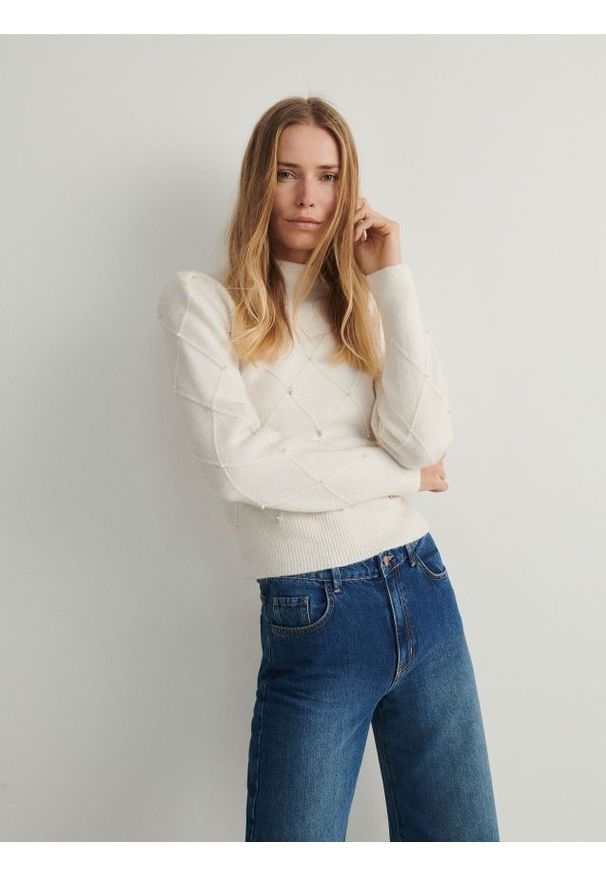 Reserved - Sweter z dekoracyjnymi detalami - kremowy. Kolor: kremowy. Materiał: dzianina. Wzór: gładki