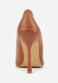 Born2be - Brązowe Szpilki Vices ze Skórzaną Wkładką i Metaliczną Aplikacją Iraderie. Okazja: na co dzień. Kolor: brązowy. Materiał: skóra. Wzór: aplikacja. Obcas: na szpilce. Styl: casual, klasyczny. Wysokość obcasa: średni #3