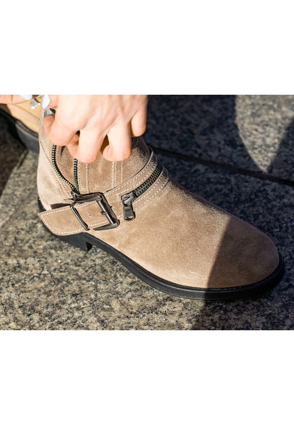 Botki Bayla-164 Top 25 Beige 164007, Beż, Skóra naturalna. Okazja: na co dzień. Zapięcie: klamry. Kolor: beżowy. Szerokość cholewki: normalna. Materiał: nubuk. Sezon: jesień. Obcas: na obcasie. Styl: klasyczny, rockowy, casual. Wysokość obcasa: średni