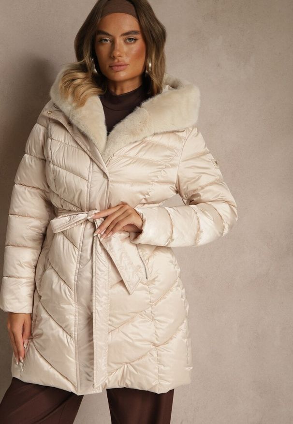 Renee - Beżowa Kurtka z Pikowanym Przeszyciami Wiązanym Paskiem i Kapturem z Futrem Fenida. Kolor: beżowy. Materiał: futro. Styl: elegancki