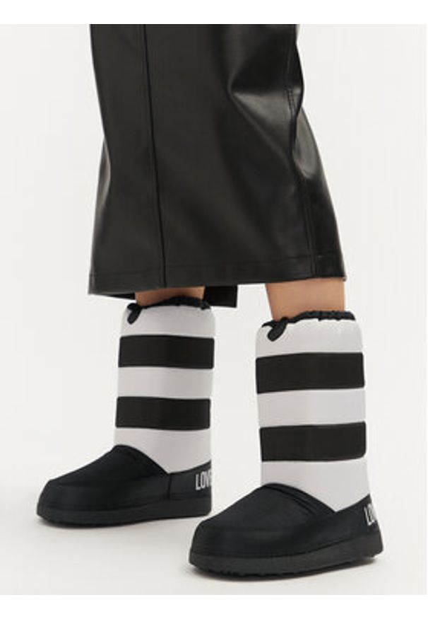 Love Moschino - LOVE MOSCHINO Śniegowce JA24302G0LISG00A Czarny. Kolor: czarny. Materiał: materiał