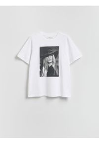 Reserved - T-shirt Brigitte Bardot - biały. Kolor: biały. Materiał: bawełna, dzianina. Wzór: gładki