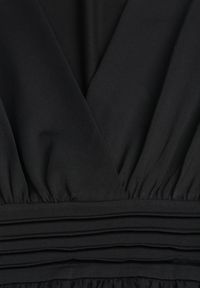 Renee - Czarna Sukienka z Wiskozą o Rozkloszowanym Kroju Selaitea. Okazja: na randkę. Typ kołnierza: dekolt w serek. Kolor: czarny. Materiał: wiskoza. Styl: elegancki #8