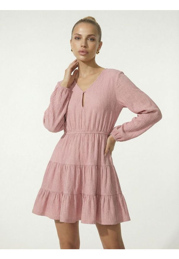 Sinsay - Sukienka mini babydoll ze strukturalnego materiału - różowy. Kolor: różowy. Materiał: materiał. Długość: mini